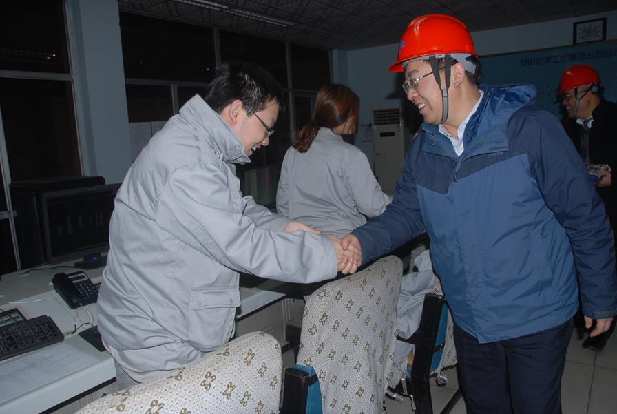 安化集團公司領(lǐng)導慰問(wèn)春節堅守崗位的干部職工2