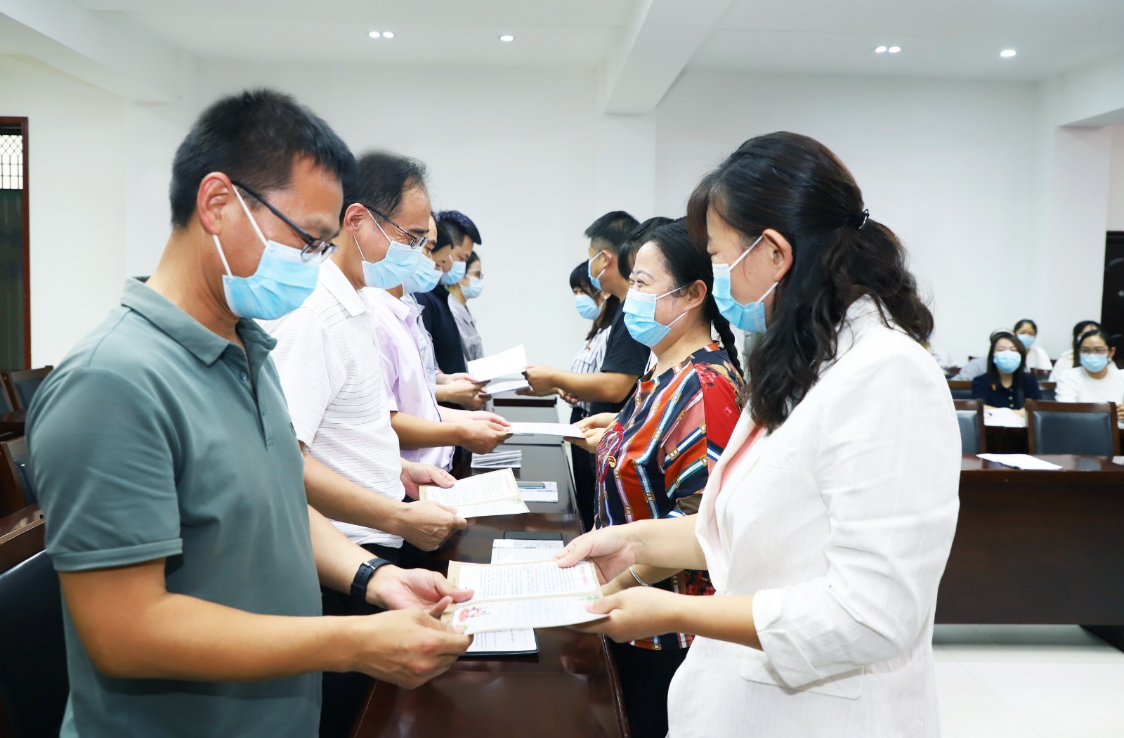 安陽(yáng)園區：共話(huà)座談 廉潔寄語(yǔ)_調整大小